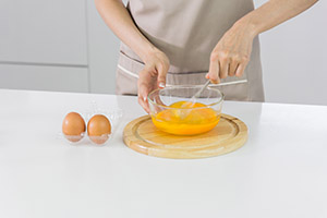 batiendo huevos en un bol